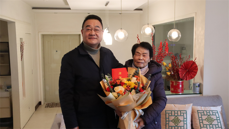 集团公司领导看望慰问老同志